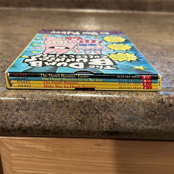 1 Nickelodeon book and a 4 book box set of The Dumb Bunnies Collection - Picture 5 of 5